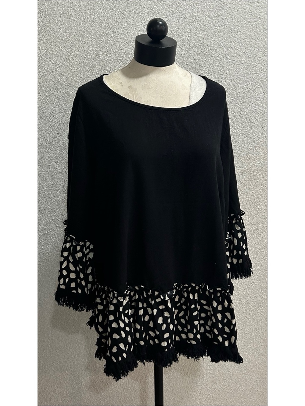 Umgee Women’s Black White Ruffled Bell Sleeve Blouse Shirt Top New Sz 2XL Artsy